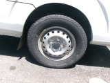 スチールホイル付車です。ハードな使用環境でも歪みにくく、長く安定した走りを支え続ける、実用性を第一に考えるプロのための足回りです。