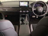 車内は光触媒抗菌消臭施工済です。スタイリッシュなデザインでスポーティなインパネ周りを演出します。グローブボックスやカップホルダーのほかにトレーなどたくさんの収納スペースが付いています。