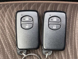 ドアの開閉時、両手が荷物で塞がっている時はキーレスでのカギの解除が大変ですよね。スマートキーはポケットやバッグに入れておけば、ノブに触れただけでロックの解除が可能です。とても便利な機能です。