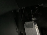 パーキングブレーキはフット式なので運転席と助手席の間はすっきり、移動も楽々です。さっと手が届く位置にATセレクトレバーやエアコンスイッチなどがあり操作性に優れています