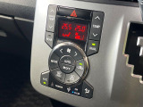 【オートエアコン】一度お好みの温度に設定すれば、車内の温度を検知し風量や温度を自動で調整。暑い&hellip;寒い&hellip;と何度もスイッチ操作をする必要はありません。快適な車内空間には必須の機能ですね♪