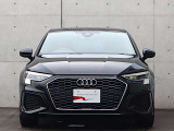 ●一目でAudiとわかる特徴的なシングルフレームグリル・LEDランプ。精悍なフロントマスクからAudiのスマートで上品なブランドを連想させてくれます。女性にも大変ご好評頂いております。