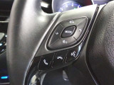 ステアリングには運転中でも簡単に操作できる各種スイッチついてます