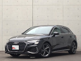 ●一目でAudiとわかる特徴的なシングルフレームグリル・LEDランプ。精悍なフロントマスクからAudiのスマートで上品なブランドを連想させてくれます。女性にも大変ご好評頂いております。