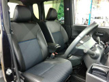 運転席側からの前席ビューです。内装色はブラック系ですので汚れも目立ちにくいです♪