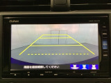 バックでの車庫入れも安心です! リアカメラが付いているバックモニター付のナビを装備しております。操作線もついており距離感も画面から確認できます。