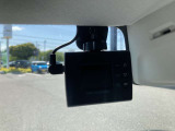 ドライブレコーダーの写真になります。昨今、車に必須な装備になってます!万が一があったときにしっかり記録されていると安心です。駐車監視機能がついている機種もありますので、盗難防止にも一役買ってます!