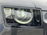 【マトリックスLEDヘッドライト】メインビームを微細な縦のストライプに分割することで、対向車の周囲だけをハイビームで照らして視認性を向上。対向車の前方は暗くすることでまぶしさを与えないように調整します。