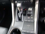 手元でナビゲーションなどの操作を可能にする「リモートタッチ」は、運転姿勢の変化を抑制し、スムーズな操作が可能です。
