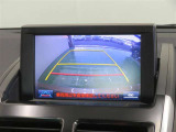 車両後方の映像を映すバックモニター。進路を確認しながら安全に車庫入れできます。