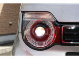 プロジェクター式LEDヘッドライトを装備!周囲の明るさに応じて自動点灯/消灯し、点け忘れ・消し忘れを防げるオートライトコントロール機構付