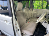 運転席まわりには十分なスペースがあり、大柄な方でもゆったり運転していただける環境です。