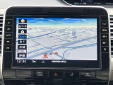 日産純正10インチメモリーナビ(MM520D-L)装備。NissanConnectマイカーアプリ対応、オペレーター通話や音声対話検索にも対応、HDMI入力やBL再生など多彩なメディアに対応。