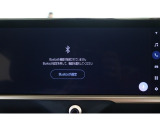 Bluetooth機能搭載。車とスマホやiPhoneをペアリングしておけばハンズフリー電話はもちろん、スマホやiPhone内の音楽を車のスピーカーで流すこともできますよ。