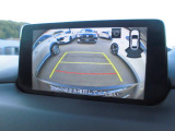 バックカメラの映像はナビへと映し出されます。大きな画面で確認ができて安心!左ドアミラーにはサイドカメラを標準装備しています。運転席からでは確認が難しい左フロントタイヤ近辺をモニターへと映し出します。