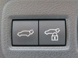 両手が荷物で塞がっている時にはコレ!パワーバックドアで開閉ラクラクです。バックドアに手が届かない時も、リモコンで開閉の操作が可能です。もちろん、荷物もたっぷり積めます。