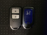 スマートキーを装備しています。鍵を差し込むことなくドアロックの開け閉めと、スタートボタン操作でのエンジンスタートができます。スペアキーも同じものを用意しております。