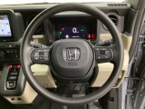 オーディオのチャンネル変更やボリュームなどの操作スイッチの他に、レフトセレクターホイールがついています。中央部を指先で上下に動かすことで、マルチインフォメーション・ディスプレイの各表示が確認できます。