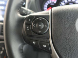 ステアリングスイッチ付き。前方から目を離すことなく操作することが可能です。