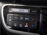 【オートエアコン】温度を設定すれば自動で快適な車内温度を保ちます。エアコン内部の高性能脱臭フィルターで車内のアレルゲンや花粉を除去。