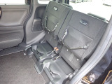 ◆チップアップ&ダイブダウン機構付【ULTR SEAT】は後席座面を左右分割で跳ね上げることができます。トランクで積載できない背の高い荷物をラクラク収納できます。ホンダ車ならではの人気装備です。