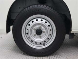 スチールホイールを装着しています。タイヤサイズ165/80R14