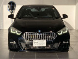 フロントフェイスはシャープなヘッドライトとグリルが調和し、現代のBMWらしい精悍な印象を与えます。