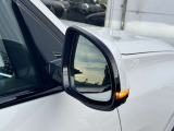 追い越し車線上を急接近してくる車両を認識してミラー内側に組み込まれたインジケータを点滅させドライバーに警告します。注意喚起に気づかず、ドライバーがそのまま車線を越えた場合には車線維持をサポートします。