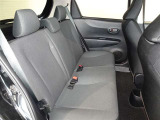 広いとは言えませんが3名乗車できるセカンドシートです。