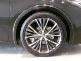 純正のアルミホイール装着車です。タイヤサイズは195/50R19です。