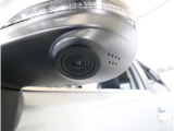 助手席側で見えにくい左前方の映像を、車内のマルチファンクションディスプレイに映し出します。前方への駐車や左寄せ、狭い道でのすれ違いなど、さまざまなシーンで安心して運転できる便利な機能です。