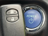 【スマートキー】カバンやポケットに入れたままでもドアの施錠・解錠が可能なスマートキーを装備。エンジンのオン・オフ時もカギを取り出す必要が無いからとっても便利です♪