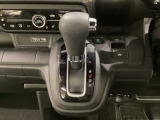 CVT車のセレクトレバーです。低速から高速まで、変速ショックのないスムーズな走りと、エンジン効率のよい領域を維持して燃費にも貢献します。サイドブレーキはスイッチ操作の電子制御パーキングブレーキです。