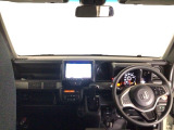 【前方視界】開放的な前方視界!運転がしやすく疲れにくいです♪窓が大きく、見通しがとっても良いおクルマですよ♪