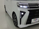明るいライトが夜道を明るく照らしてくれます。 運転する上で、道路状況をいかに早く認識できるか重要なポイントです。 白色光が暗い道も明るく照らしてくれますよ。