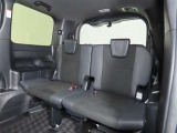 便利な5:5分割可倒式シートです。収納と乗車人数のバランスに優れています♪荷物の大きさに応じたラゲージスペースをフレキシブルに作り出せるので、シーンに応じた使い方ができます♪