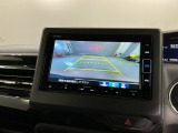 リバースギアに入れるだけで後方の表示へ切り替わります。夜間や雨の日の駐車も楽になりますよ。