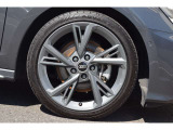 テストドライバーとエンジニアがテスト走行により、車種に応じて選定されたホイールサイズの組み合わせにより、素直なハンドリングとスムーズな乗り味を実現する各車種専用デザインのアルミホイール