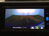 【バックカメラ】運転が苦手な方も車庫入れラクラクです!ギアをリバースに入れれば自動的に切り換わりますので、面倒な操作は不要です♪狭い駐車場もお車を傷つけず安心ですね!