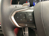 運転中、オーディオの操作をしてて、ハッとしたことはありませんか?ステアリングスイッチは、運転中でもハンドルでオーディオの操作が可能です。安全なドライブをサポートします。