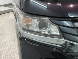 ディスチャージヘッドライト搭載でしっかり明るく照らしてくれるので、夜間走行や不慣れな道でも安心です。