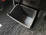 車内に持ち込んだ小物やドリンク食べ物がきちんと片付く収納も充実です。こちらは、大容量のインストセンターロアBOXになります。CDや袋を取り付けてダストBOX等に使えます。