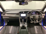 車内は光触媒抗菌消臭施工済です。スタイリッシュなデザインでスポーティなインパネ周りを演出します。グローブボックスやカップホルダーのほかにトレーなどたくさんの収納スペースが付いています。