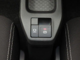 電動パーキングブレーキ&オートブレーキホールド機能付。「HOLD」スイッチを押しシステムONの状態にしておくことで信号待ちでブレーキを踏んで停車時ブレーキペダルから足を離してもブレーキを保持。楽です。