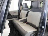 運転席と助手席は足元が繋がっているので自由に行き来しやすいので駐車場が狭いときでも助手席側からスムーズに乗り降りできて便利!