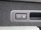 電動で開閉するパワーバックドア装備しています