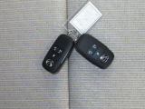 電子キーをポケットやカバンに入れているだけで、ドアの開錠・施錠が行えます。荷物を抱えていてもラクラク開閉です。エンジン始動も行えます。