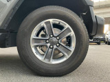 タイヤサイズは255/70R18です。