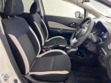 ゆったりと座れる運転席シートですのでストレスなく運転が出来ますよ!