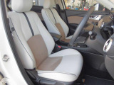 運転席&助手席にはシートヒーターを装備しております。